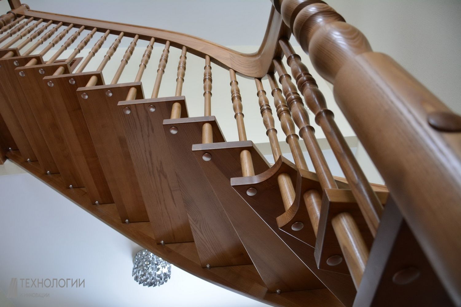 Лестница на больцах с деревянными балясинами